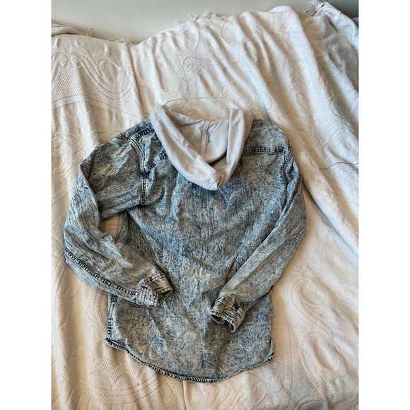 No Boundaries Hooded Jean Shirt Mens S (34-36) - Picture 3 of 3
